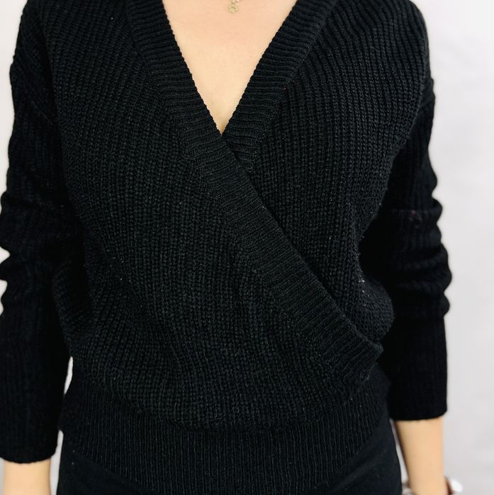 Czarny sweter kopertowy z dekoltem V L 40