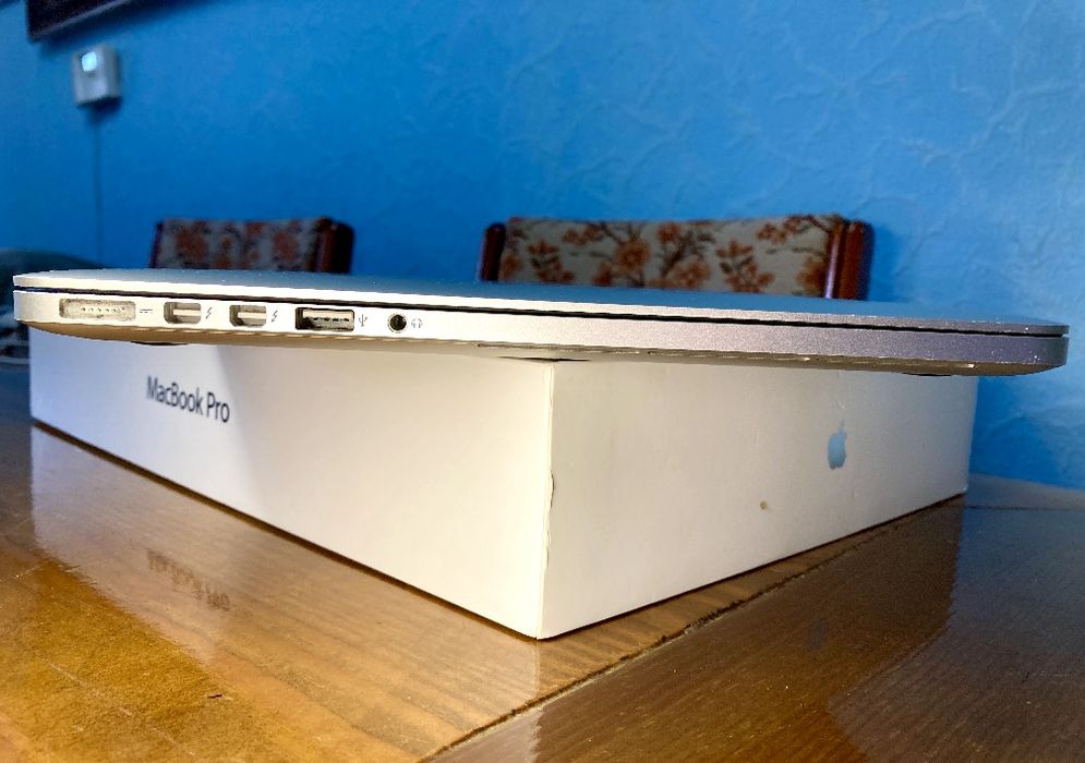 15.4" Apple Macbook Pro Early 2013 A1398 Retina i7 8Gb RAM 256 SSD