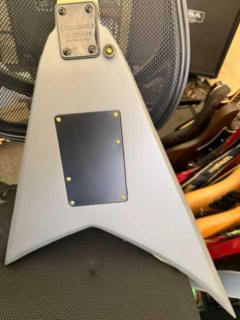 Guitarra Jackson V  M Army Drab, com vários upgrades