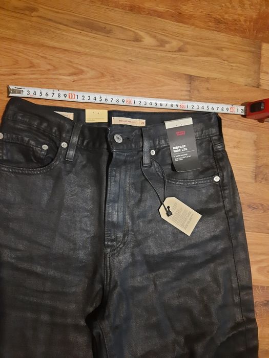 Женские джинсы levi's черные широкие клеш