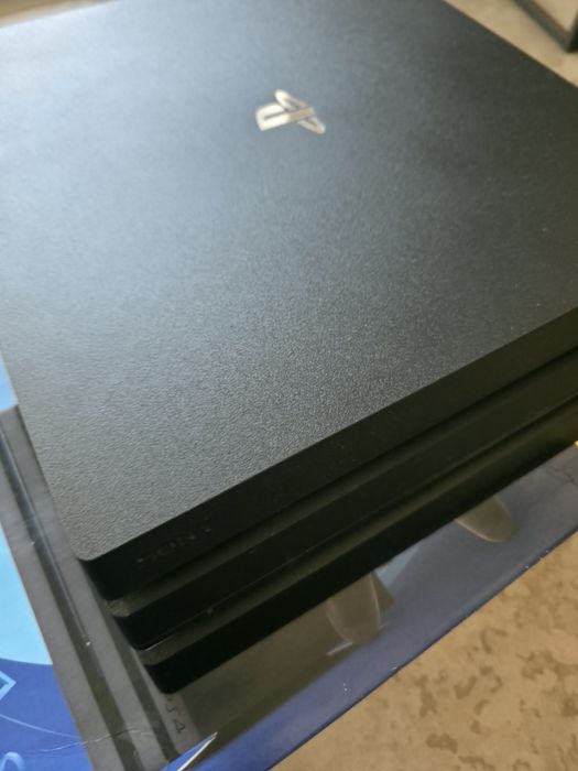 Konsola ps4 pro    2 pady