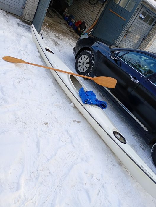 Kajak jednoosobowy z wiosłem