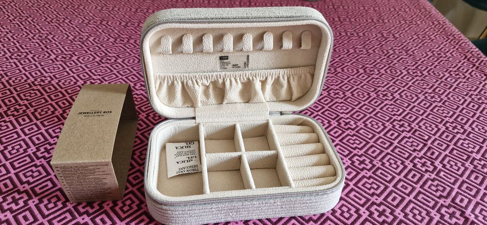 Szkatułka box na biżuterię  na podróż