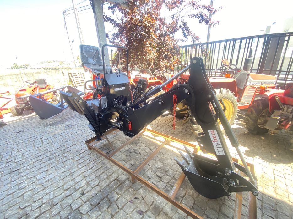 retroescavadora traseira para trator com deposito e bomba hidraulica
