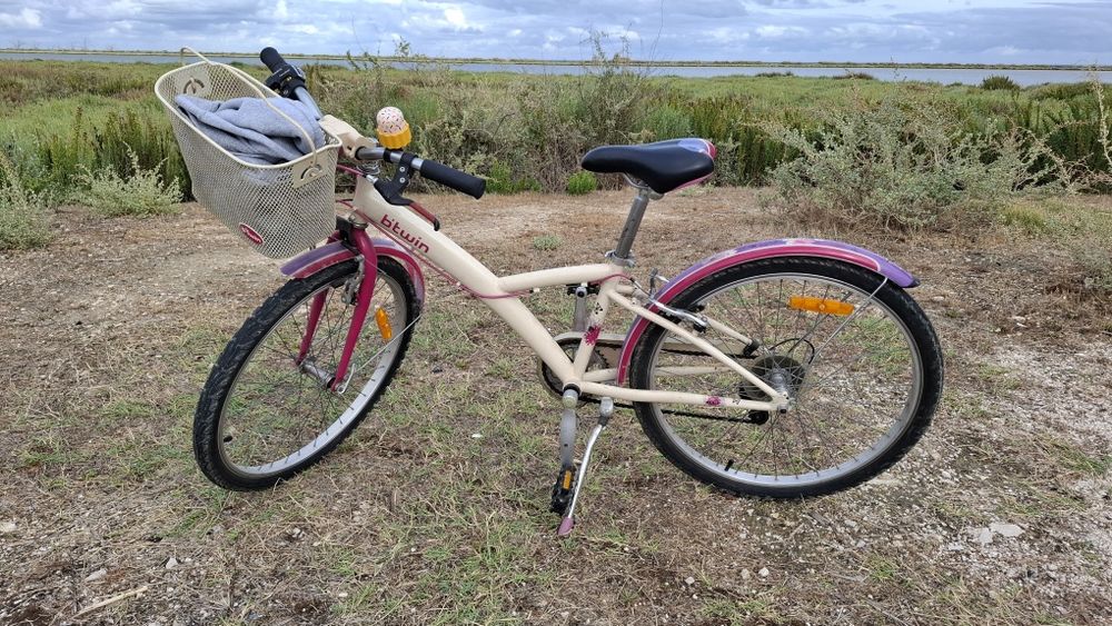 Bicicleta b'twin roda 24 com 6 mudanças e cestinho