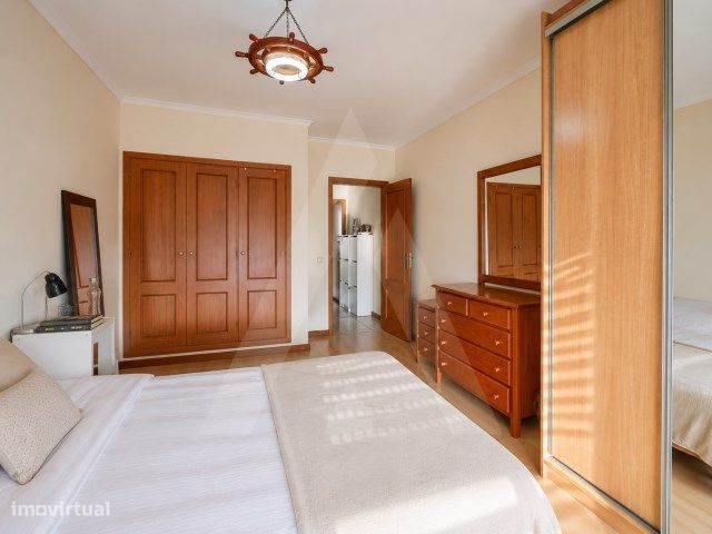 Apartamento T1 com garagem fechada na Praia da Barra