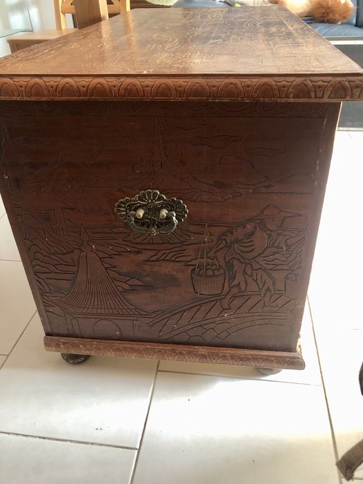 Arca com motivos asiáticos