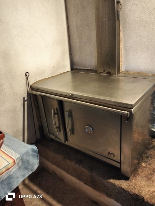 Forno de cozinha a lenha ( serve para cozinhar e aquecimento)