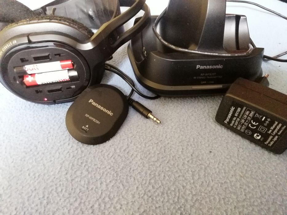 Słuchawki  bezprzewodowe PANASONIC RF radiowe RP-WF 820 zasilacz stacjonarne nadajnik ładowarka