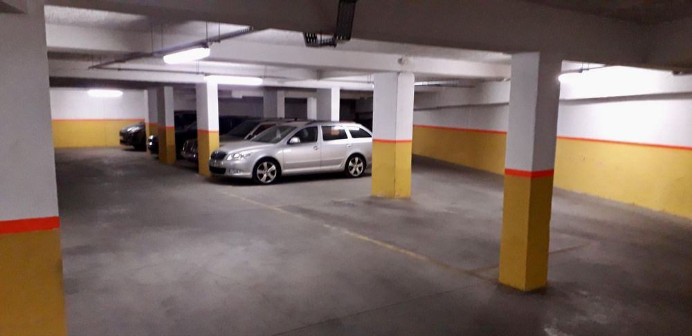 Garagem com area de 1448m2 , wc+ 40lugares + 12 motos