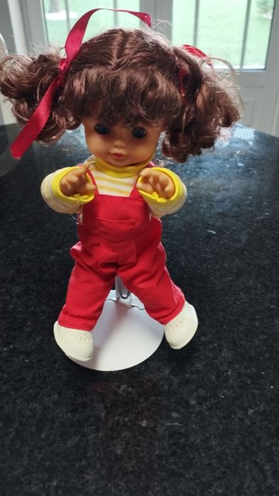 Boneca articulada. Faz várias posições. Articula os braços e as pernas