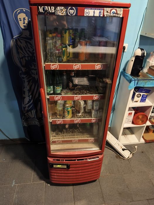 Arca de frio vertical coca cola , a funcionar na perfeição 
Com algumas marcas de uso