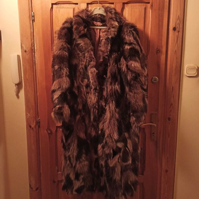 Piękne, długie futro greckie z szopa (grzbiety)