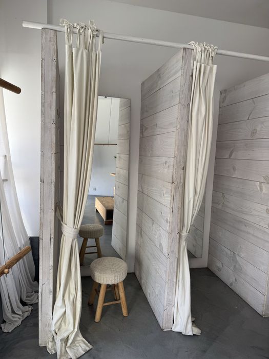 Provador em Madeira com Cortina de Linho