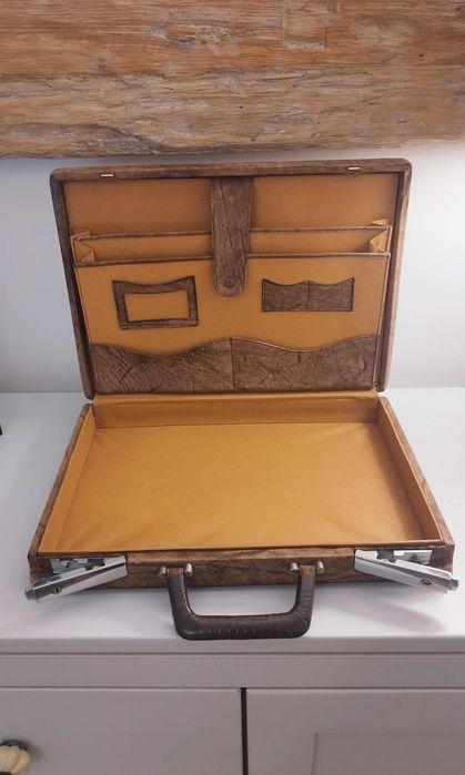 Mala executivo muito antiga - para decoração ou mesmo arrumação