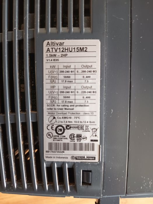 Variador Telemecanique ATV12HU15M2
Tem entrada a 230V e saída trifási