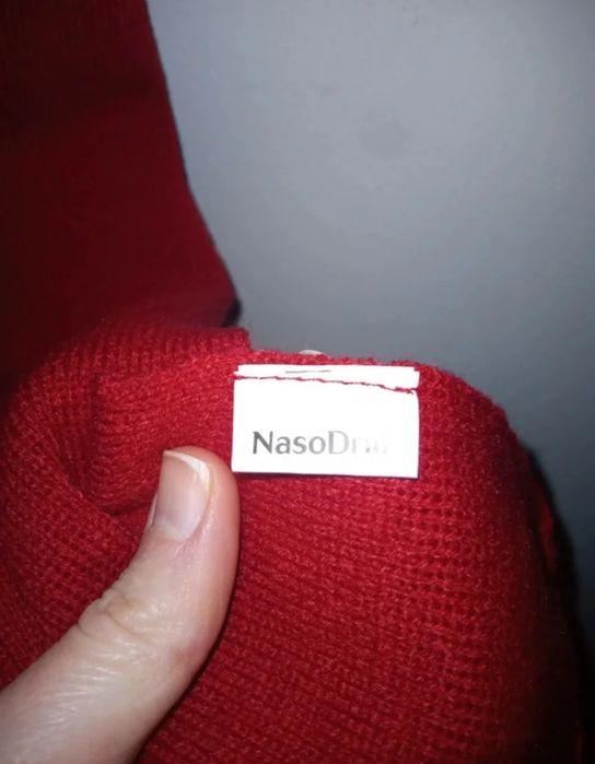 Cachecol vermelho NasoDrill