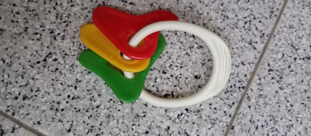 Vários brinquedos para bebê