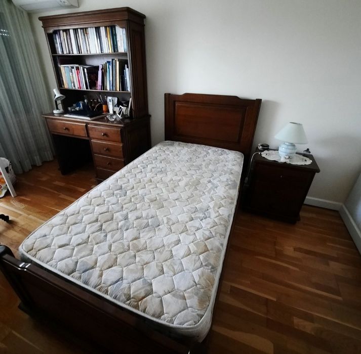 Mobília vintage de quarto de solteiro/estudante em madeira maciça de Castanho