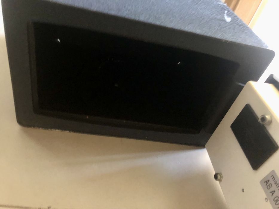 Cofre preto metal um pouco pesado com codico