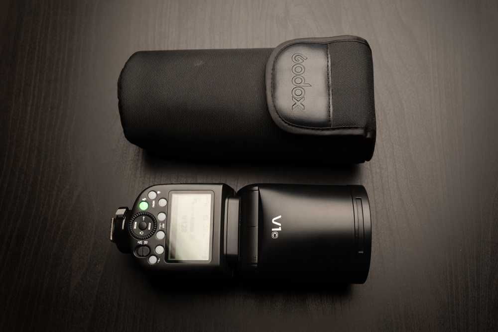 Godox V1C - Speedlight Flash + Kit de Acessórios