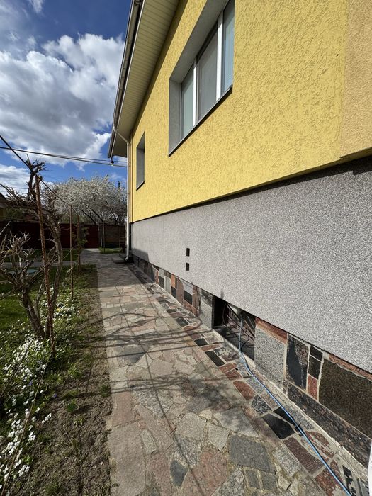 Продам будинок з гаражем і укриттям в центрі Бучі