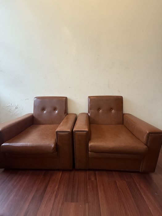 Dois cadeirões castanhos