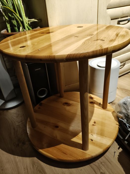 Stolik okrągły, sosnowy, na kółkach.