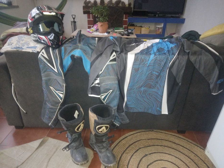 Fato de cross botas óculos e capacete para despachar