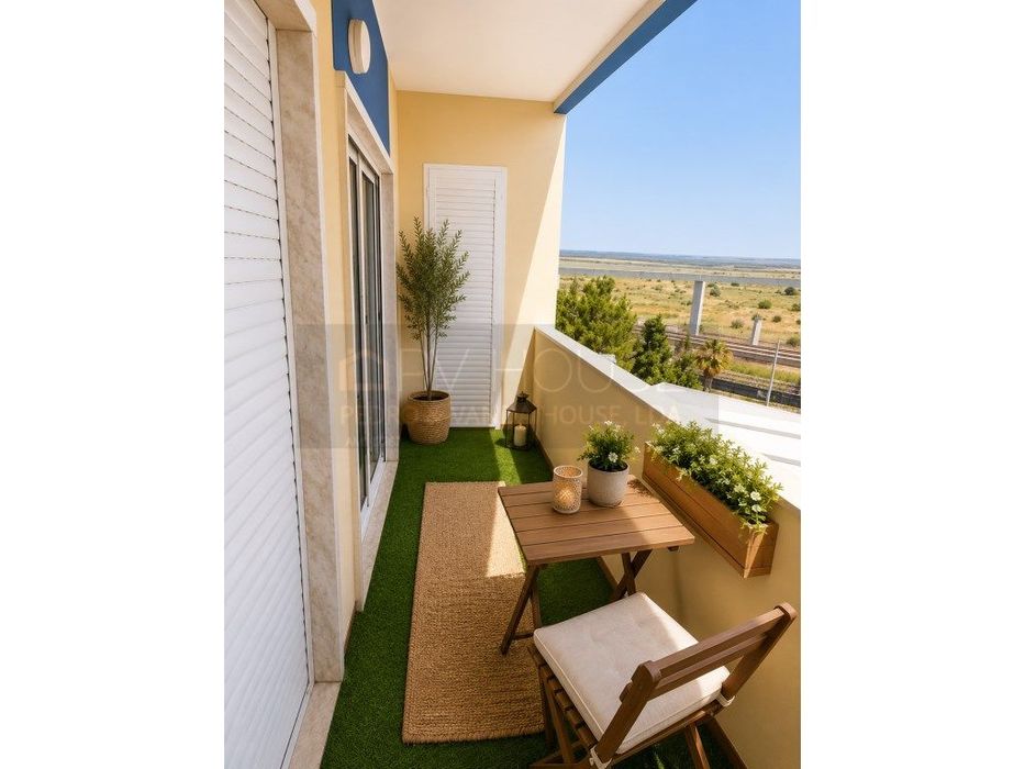 Apartamento T2+1 Totalmente Remodelado | Varanda | Forte da Casa