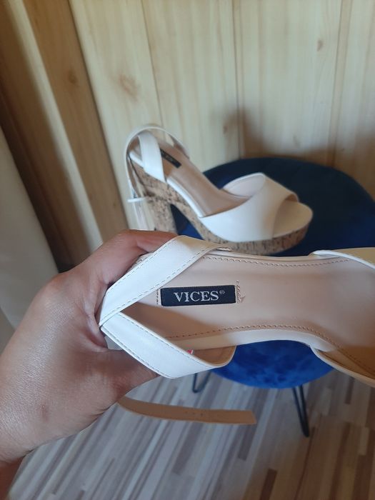 Sandały białe Vices korek