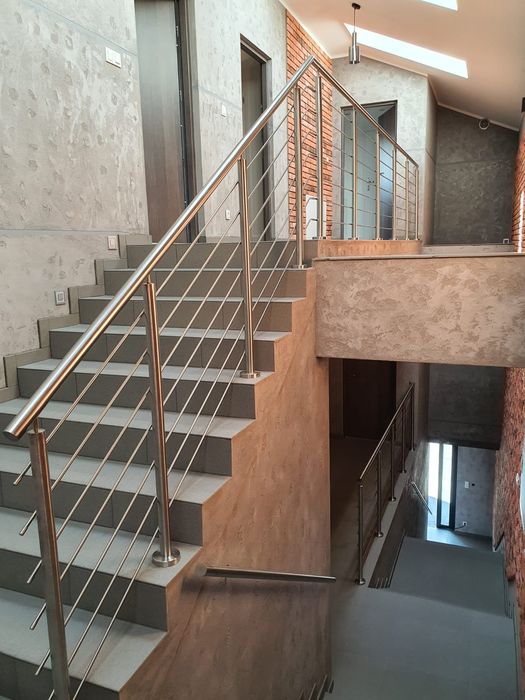 Balustrady ze stali nierdzewnej, malowane.
