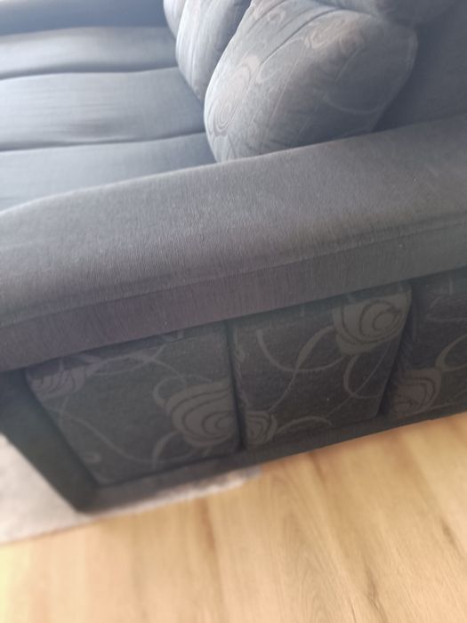 Sofá chaise longe preto com 3 puffs