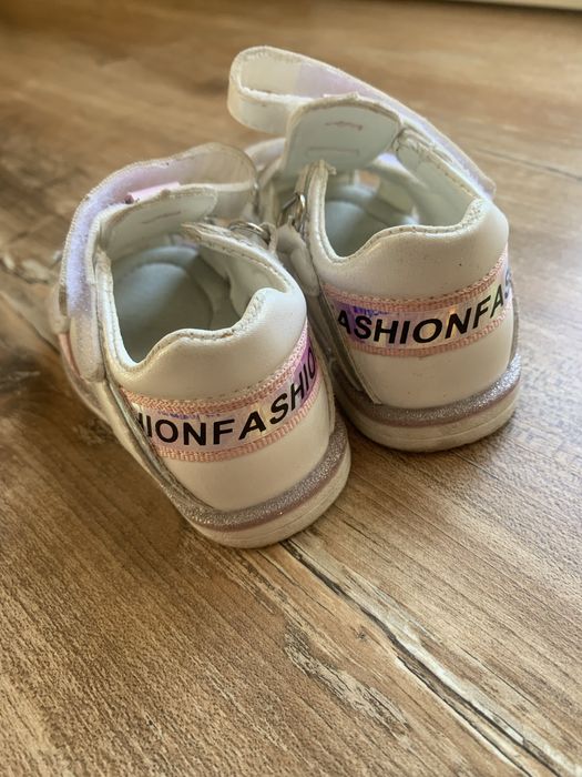 Дитячі шкіряні босоніжки 19