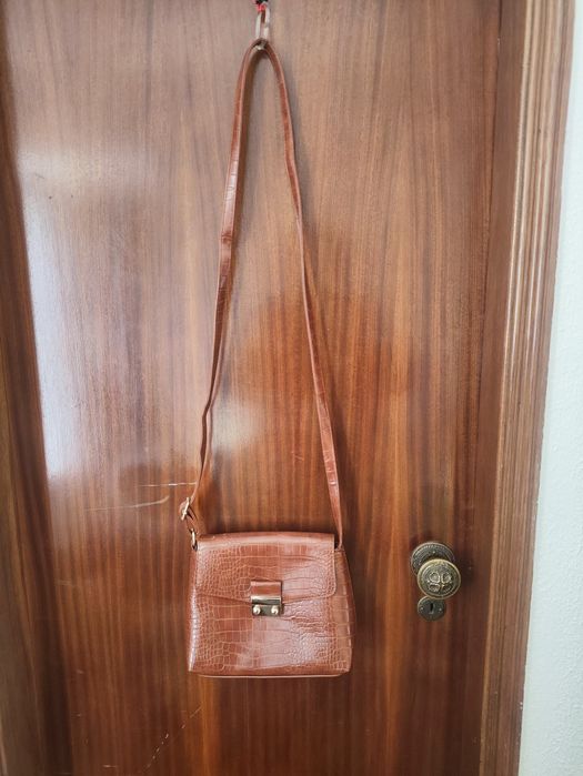 Bolsa a tiracolo castanha