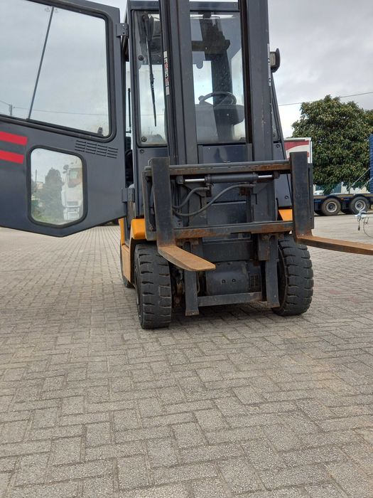 Empilhador Still Hybrid-Gás 2. Toneladas, deslocamento lateral de 2006