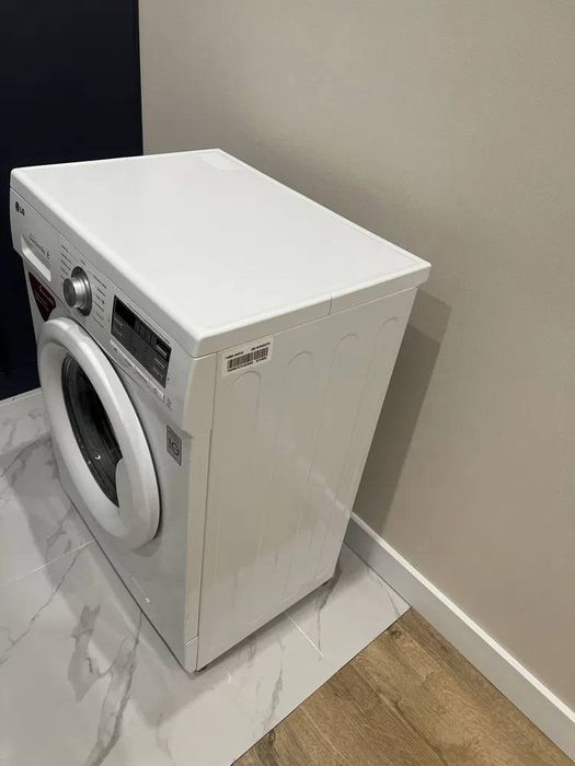 Пральна/стиральная  машина LG FH0J3NDN0, вузька