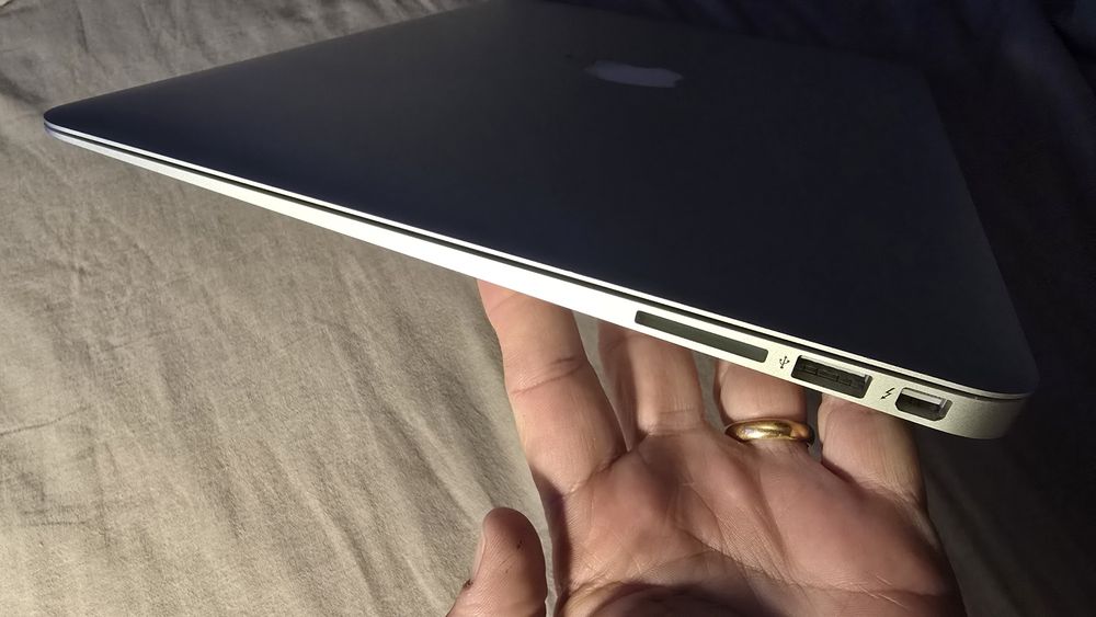 Macbook Air 13" Core i5, 8GB 128GB