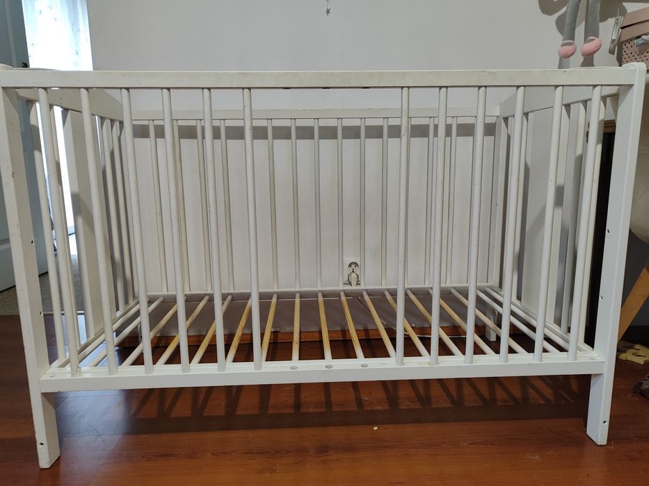 Białe drewniane łóżeczko