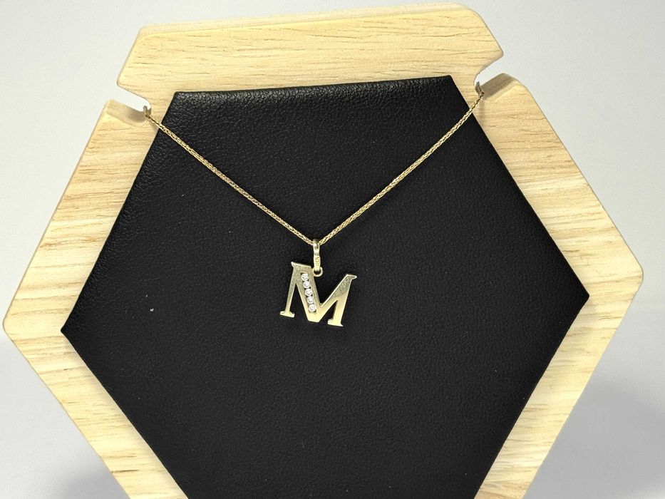 Złota zawieszka literka "M" p.585 0,73g