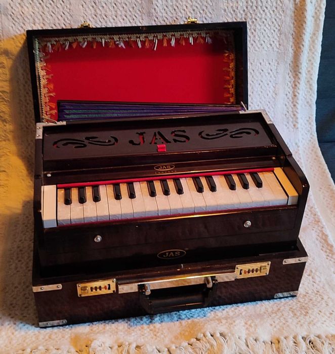 Harmonium Indiano Portatil Yoga, Kirtan, Meditação . Odiáxere • OLX Portugal