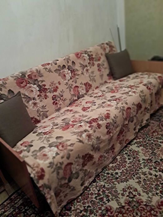 Продається б/у диван. Ціна договірна.