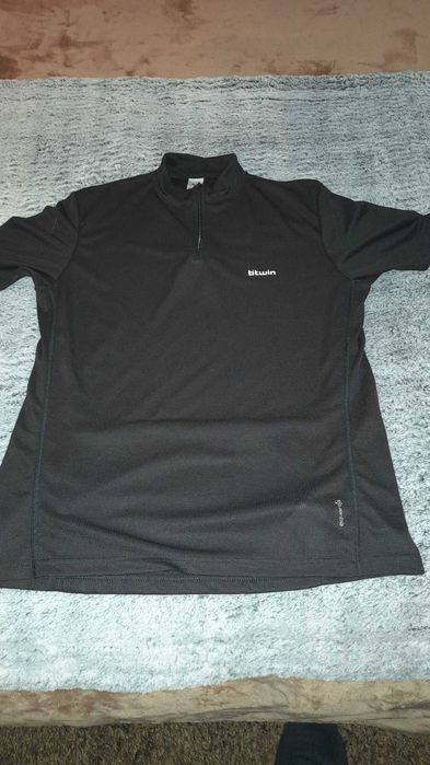 Vendo calções e camisola para quem pratica desporto de ciclismo