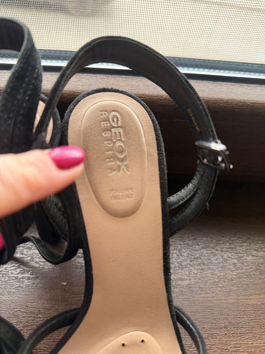 Czarne pienne szpilki na lekkiej podeszfie GEOX
