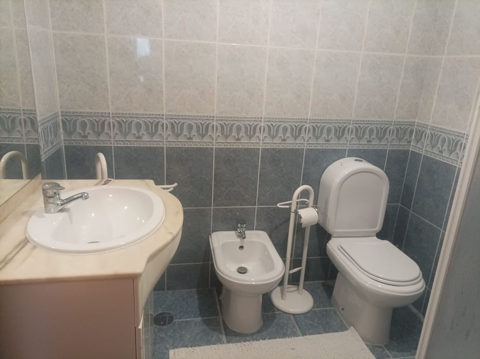 Aluguer de quarto feminino c/WC privativa (suite))