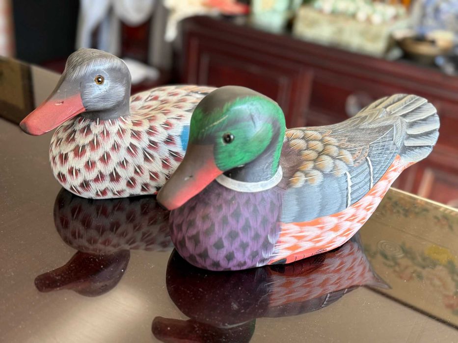 Par de patos mandarins em madeira pintada à mão