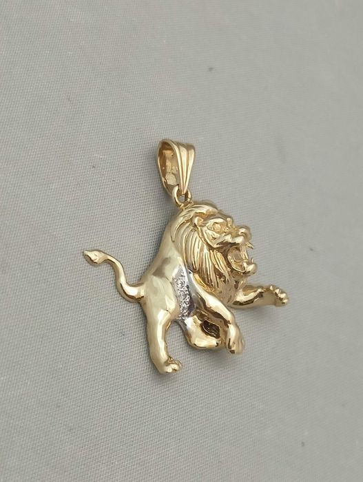 Złoty wisiorek lew 6,23 g