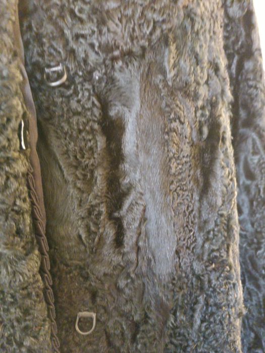 Płaszcz z czarnych karakułów