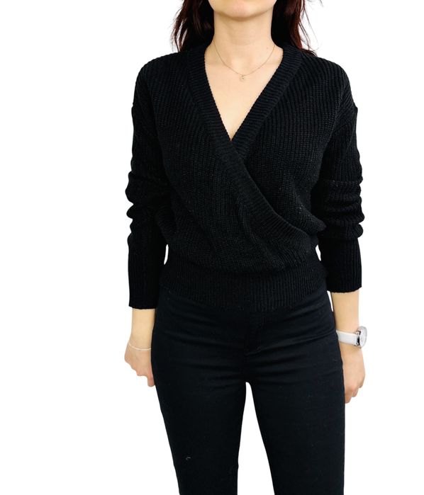 Czarny sweter kopertowy z dekoltem V L 40