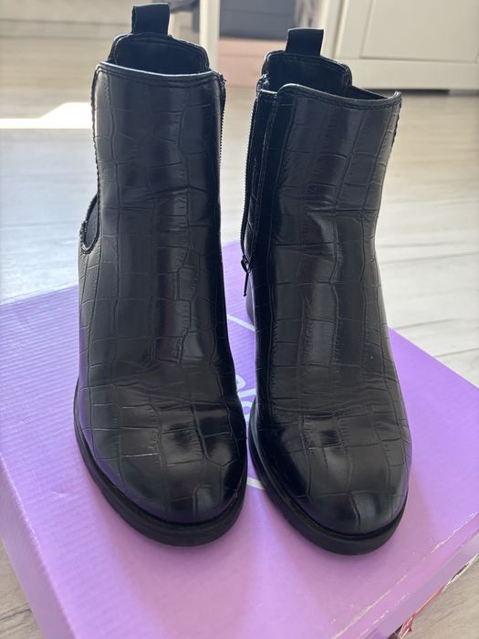 Zimowe czarne buty na koturnie